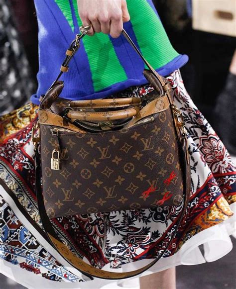 colore dell'alcantara che fodera le borse louis vuitton|what does Louis Vuitton look like.